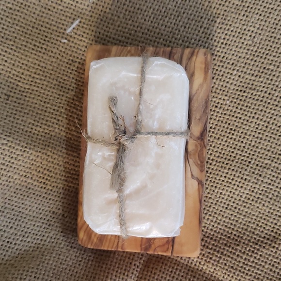 Olive Wood soap dish with France soap - Picture 2 of 4